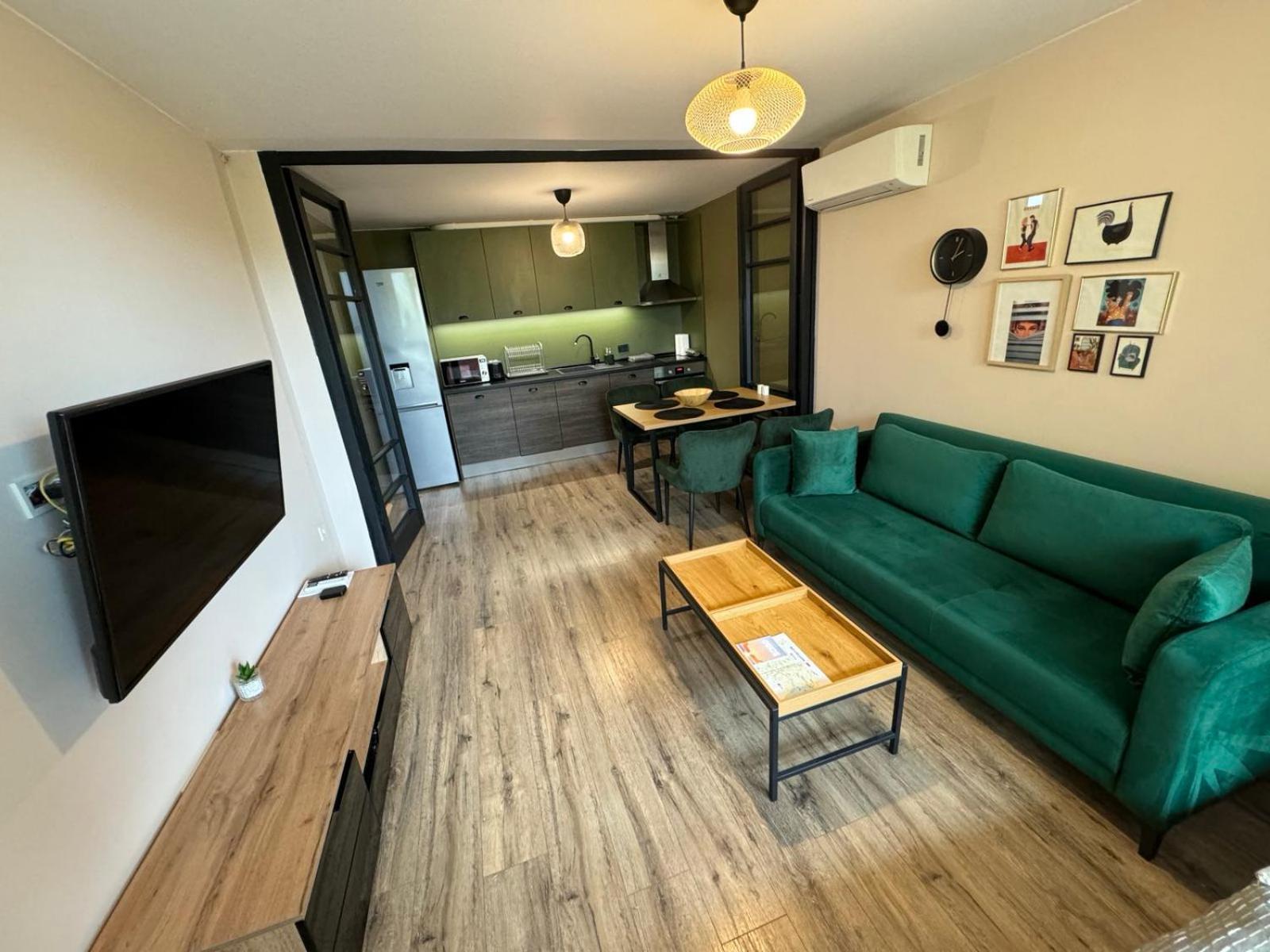 Lovely 1 Bedroom Apartment In The Heart Of Varna Esterno foto