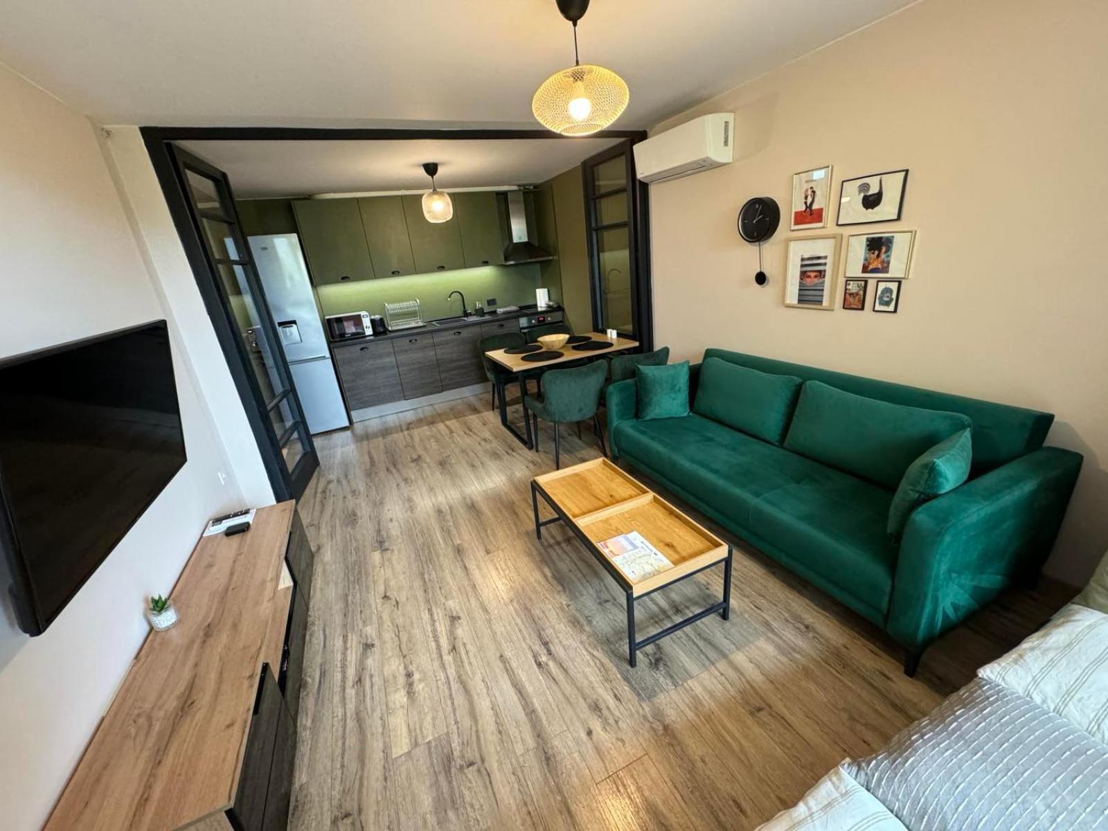 Lovely 1 Bedroom Apartment In The Heart Of Varna Esterno foto