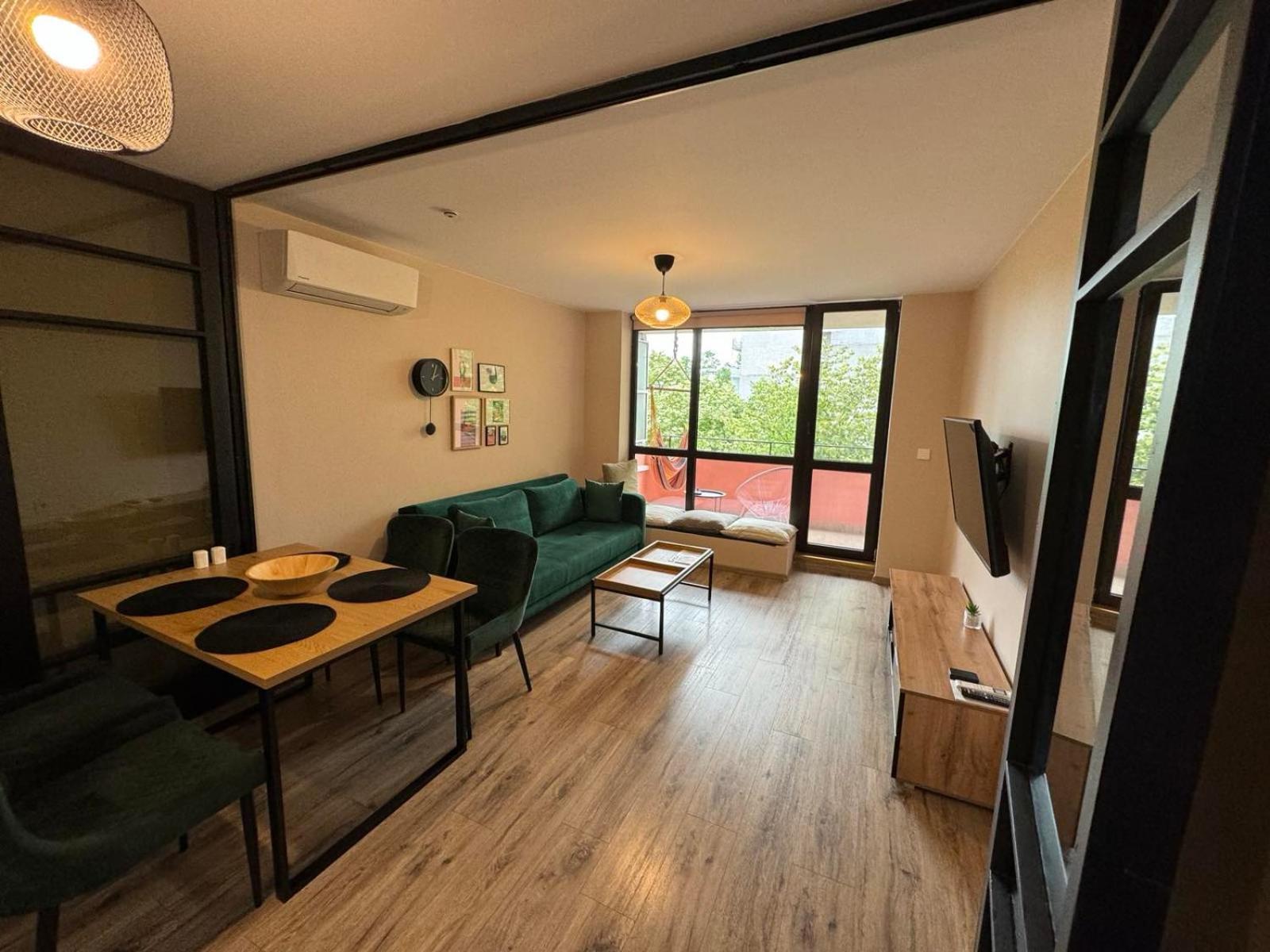 Lovely 1 Bedroom Apartment In The Heart Of Varna Esterno foto